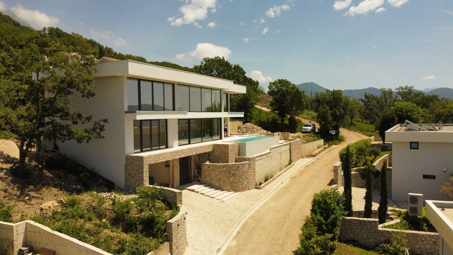 Vila sa prilazne strane, stanje na dan snimanja