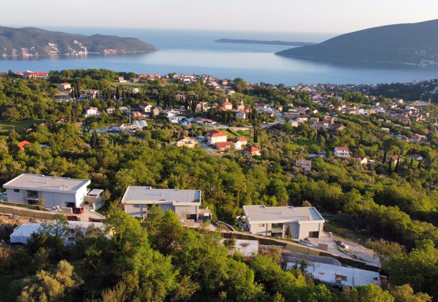Naselje iz vazduha, pogled prema zalivu